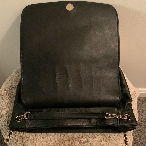 Tory Burch butter soft leather delicately loved. Black with magnetic closure. - Picture 4 of 9